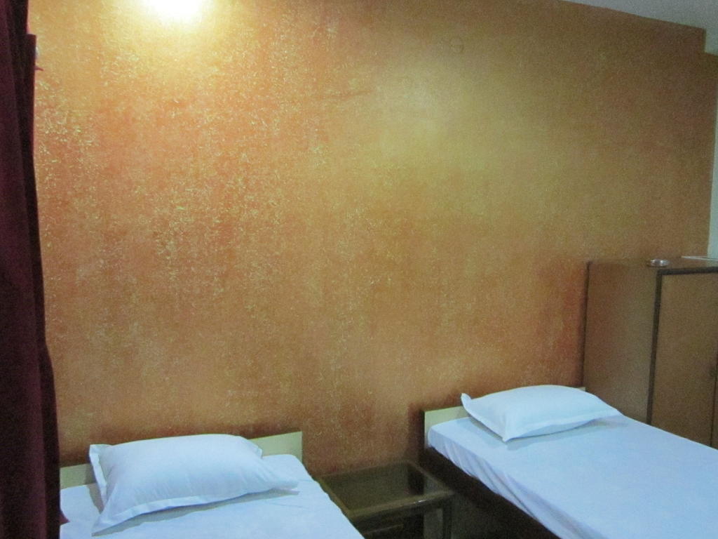 Himalaya Inn Service Apartment Колката Стая снимка