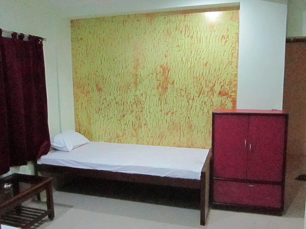 Himalaya Inn Service Apartment Колката Стая снимка
