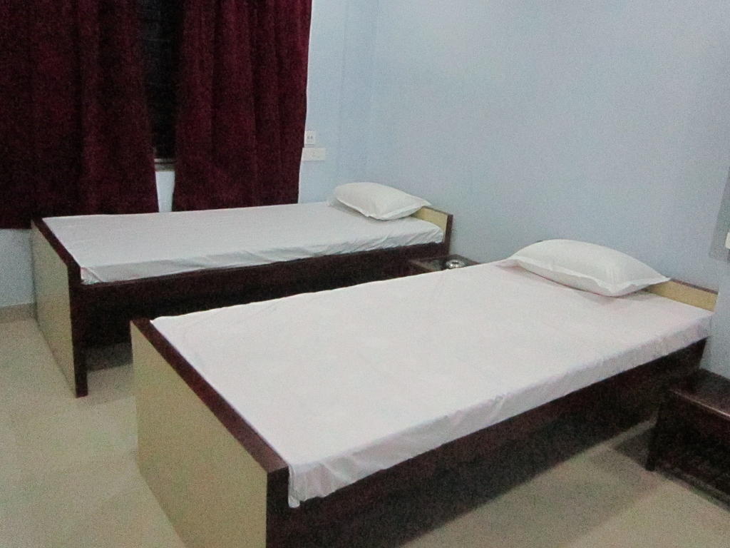 Himalaya Inn Service Apartment Колката Стая снимка