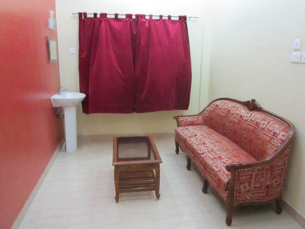 Himalaya Inn Service Apartment Колката Стая снимка